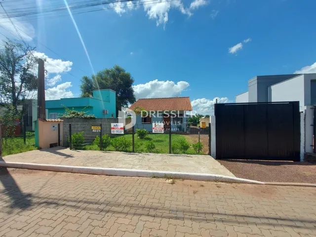 Fachada de uma propriedade com cerca e portão em Lajeado, Brasil.