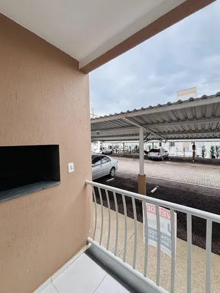 Vista da fachada de uma residência em Lajeado, Brasil, com uma área coberta ao fundo.