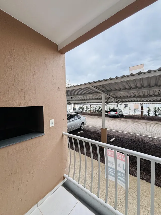 Vista da fachada de uma residência em Lajeado, Brasil, com uma área coberta ao fundo.