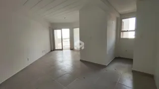 Interior de uma sala ampla com piso de cerâmica clara e portas de vidro.