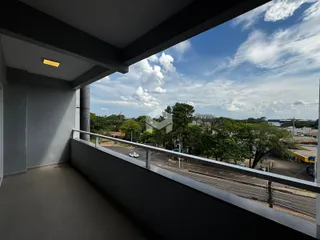 Vista panorâmica de uma varanda com paisagem da região.