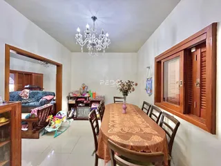Ambiente interno de uma sala de jantar com decoração tradicional.