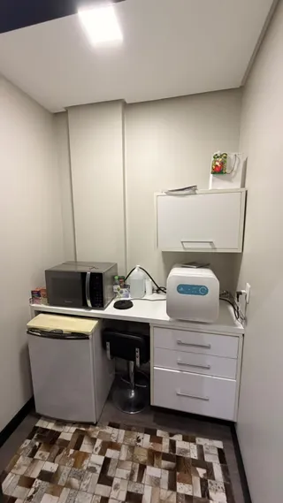 Quarto interno com paredes brancas e piso de ladrilhos marrons.