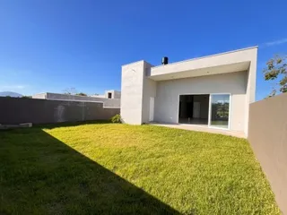 Fachada de uma casa moderna com gramado verde.