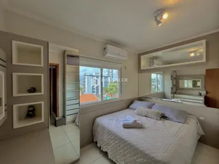 Quarto com cama e espelho em um apartamento no Brasil.