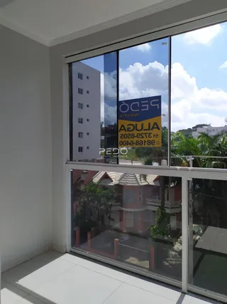 Vista externa de um imóvel em Lajeado, Brasil, através de uma grande janela.