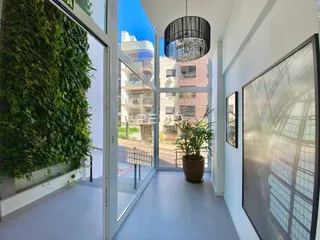 Área comum com porta de vidro e vista externa em um imóvel em Lajeado.