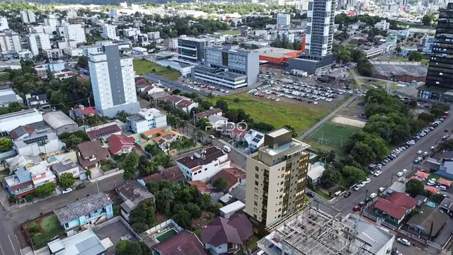 Vista aérea de uma área residencial e comercial em Lajeado, Brasil.