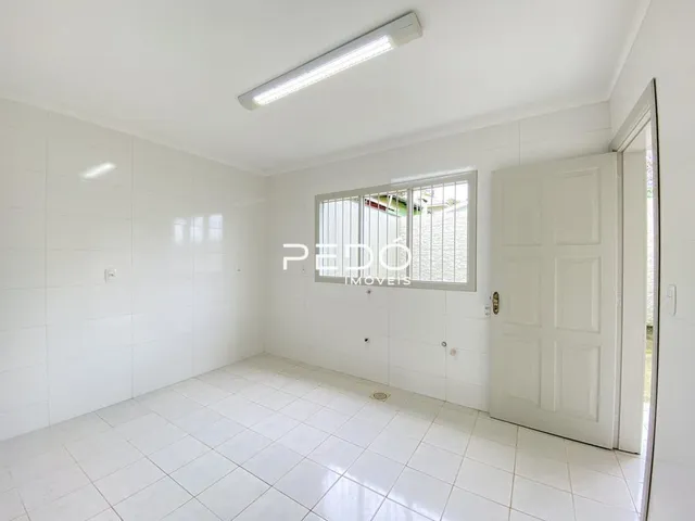 Ambiente interno com piso de cerâmica e paredes brancas.