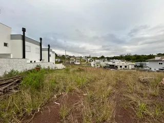 Fachada de casas modernas em Lajeado, Brasil, com área de terreno gramado à frente.