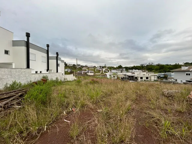 Fachada de casas modernas em Lajeado, Brasil, com área de terreno gramado à frente.