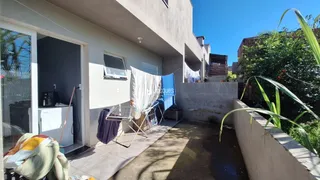 Fachada externa de uma residência em Lajeado, Brasil, mostrando a entrada e o pátio.