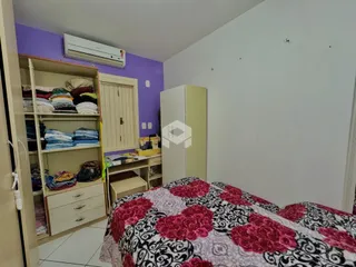 Quarto com armários e cama no interior de uma residência.