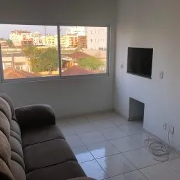 Foto da sala de estar mostrando uma grande janela com vista para o exterior.