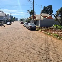 Vista de uma rua pavimentada em Lajeado, Brasil.