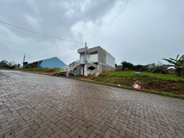 Vista externa de uma residência em Lajeado, Brasil, ao lado de uma estrada de paralelepípedos.