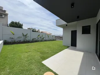 Fachada de uma residência com jardim gramado e cerca em Lajeado.