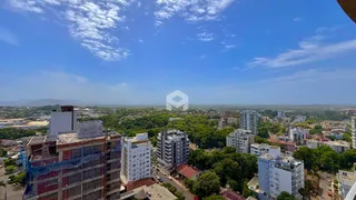 Vista aérea de uma área residencial em Lajeado, Brasil, mostrando edifícios e vegetação.