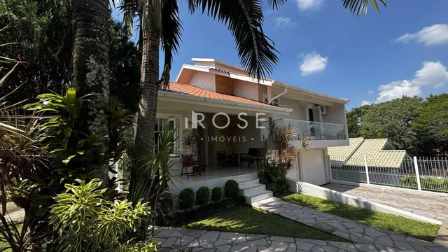 Fachada de uma residência em Lajeado, Brasil, com jardim exuberante.