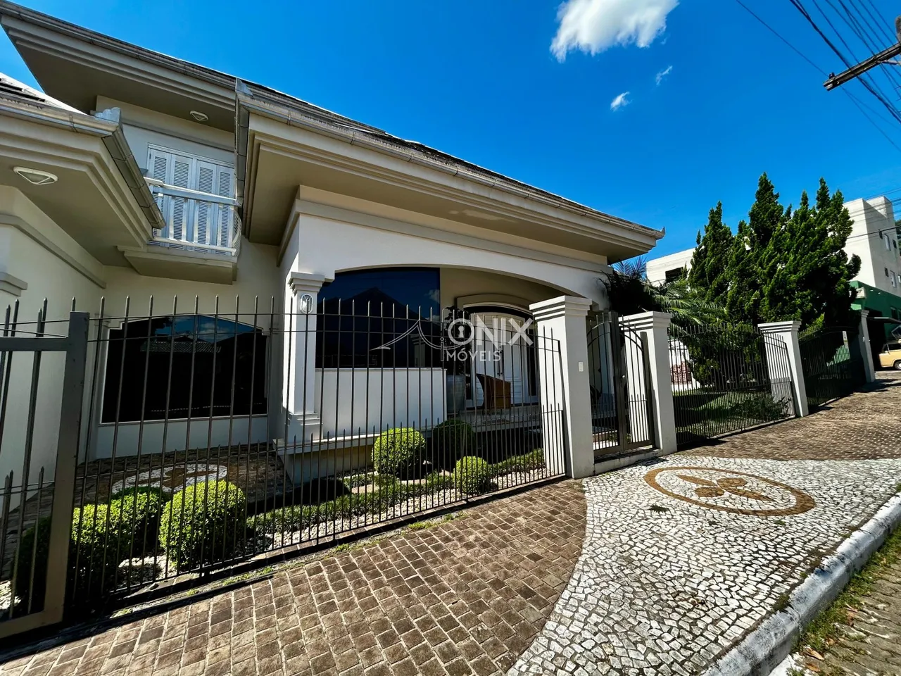 Casa com 5 dormitórios, foto 1