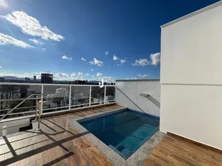 Vista de uma piscina e varanda com vista para a paisagem urbana.