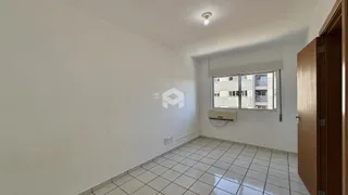 Ambiente interno com piso de cerâmica e paredes brancas.