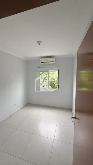 Foto de um cômodo interno com piso de cerâmica e janela.