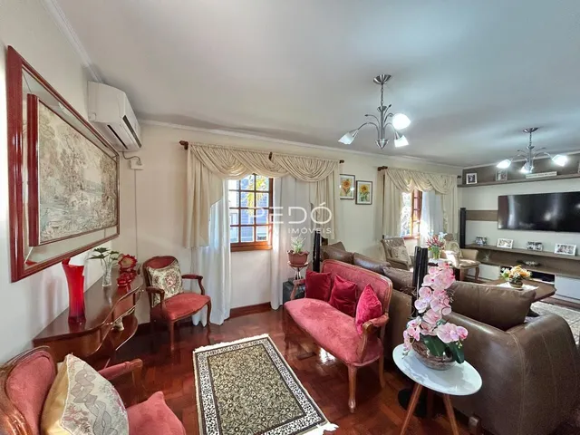 Sala de estar com decoração de madeira e estofados vermelhos.
