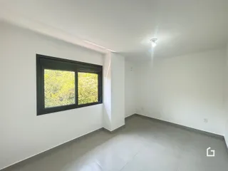 Uma sala de estar com uma grande janela de vidro.