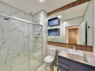 Foto de um banheiro moderno com box de vidro e revestimento em mármore.