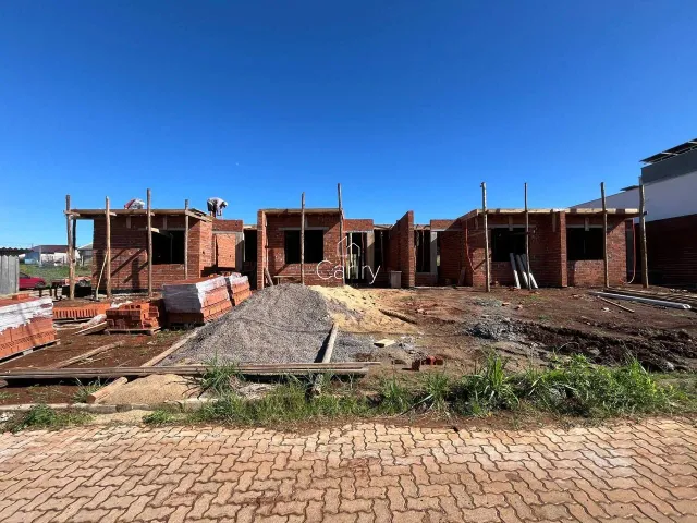 Foto de uma construção em andamento com estruturas de tijolos expostas em Lajeado.