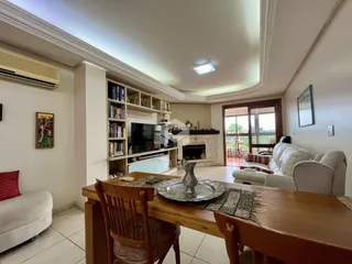 Sala de estar com lareira e portas de vidro que dão para o exterior.