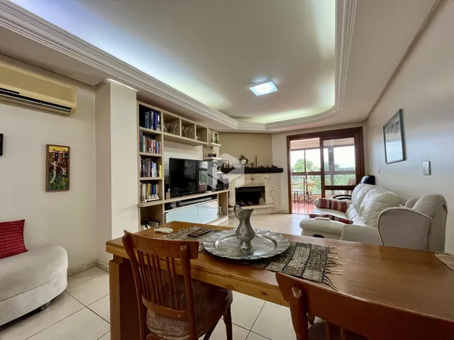 Sala de estar com lareira e portas de vidro que dão para o exterior.
