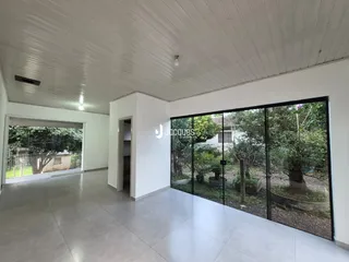 A sala de estar possui uma grande abertura para o jardim externo.