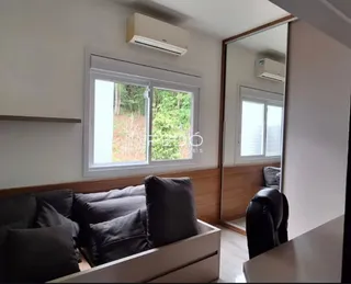 Foto de uma sala de estar com janela e ar condicionado instalado.