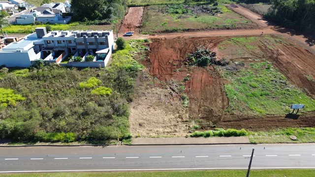 Foto aérea mostrando uma residência e uma área de terreno adjacente em Lajeado.