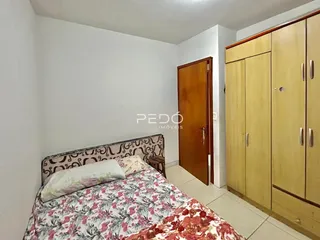 Quarto com cama e armários de madeira na residência.