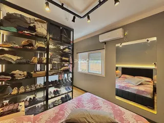 Quarto com armário e cama em um imóvel no Brasil.