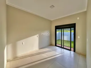 Interior de um ambiente com piso de cerâmica e porta de vidro.
