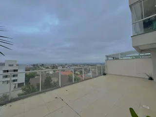 Vista panorâmica da cidade observada de uma varanda.