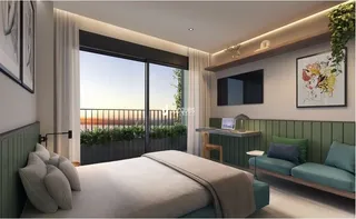 Quarto com vista para o exterior e janela ampla.