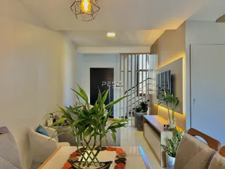 Sala de estar com decoração e plantas em um apartamento em Lajeado.