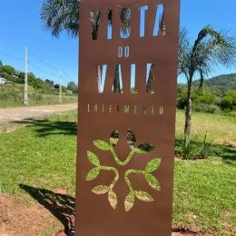 Placa indicando a vista do vale na propriedade.
