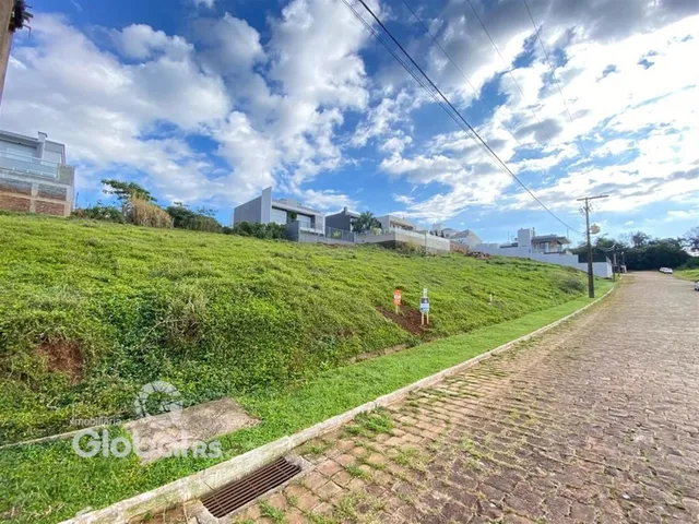 Vista de uma colina verde com residências em Lajeado, Brasil.