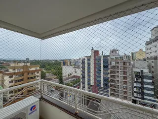 Vista da paisagem urbana de Lajeado a partir de um terraço com grade de arame.