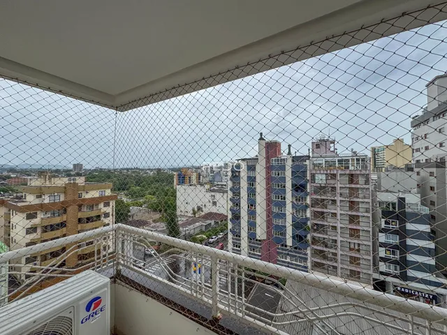 Vista da paisagem urbana de Lajeado a partir de um terraço com grade de arame.