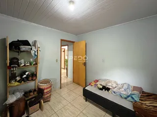 Quarto interno com armário e cama em um imóvel no Brasil.