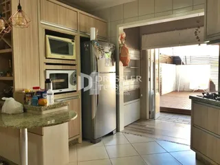Foto de uma cozinha com armários de madeira e eletrodomésticos de aço inoxidável.