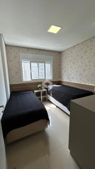 Quarto com cama e janela em um imóvel.