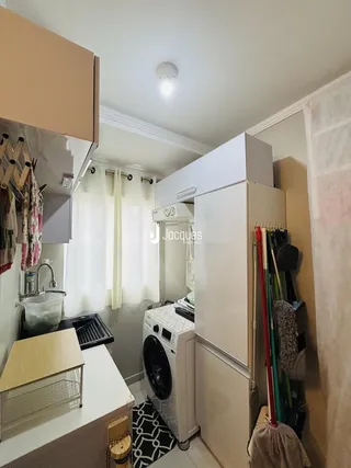 Foto interna da cozinha de uma residência em Lajeado, Brasil.